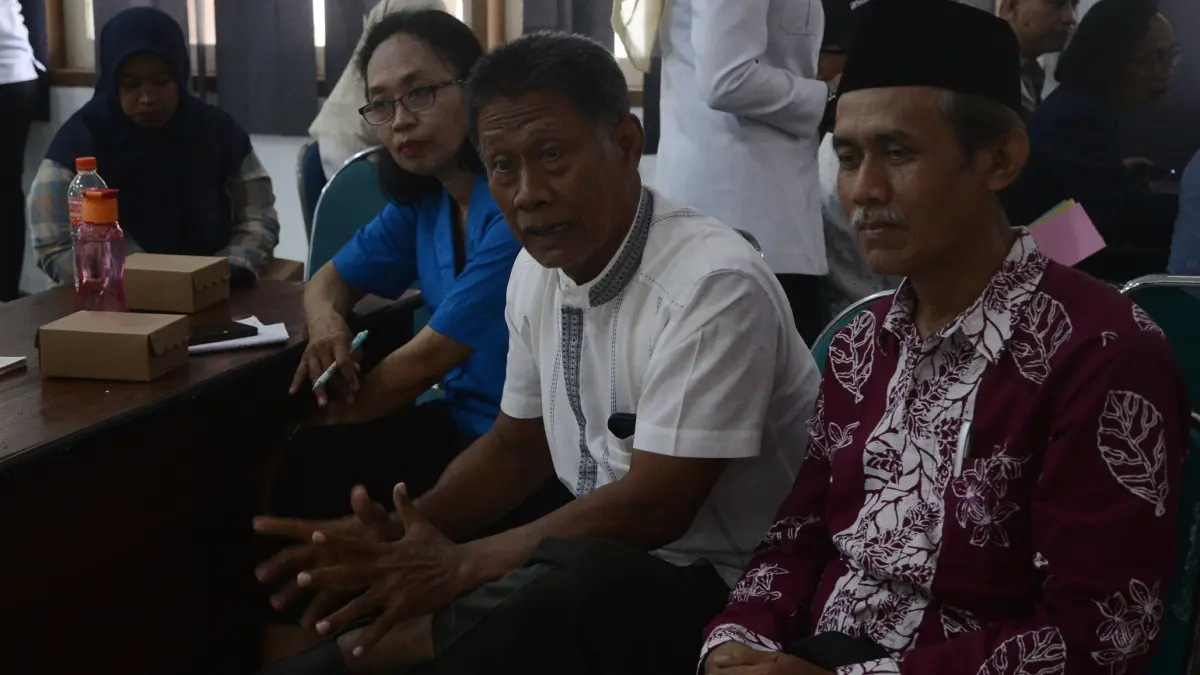 DISKUSI: Perwakilan Forum Karang Werda Bina Keluarga Lansia Sehat Bahagia, Abdul Somad (tengah) dalam kegiatan rembuk Dinsos P3A. (M. ADHI SURYA/RADAR JEMBER)