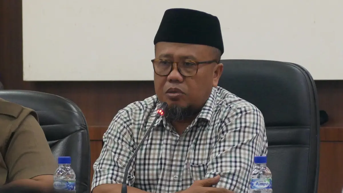 “Sebenarnya begini, merokok dalam kegiatan rapat-rapat itu tidak diatur di dalam tatib. Kalau hearing dengan masyarakat, ya, kami persilakan mereka (masyarakat, Red) merokok. Memang tidak ada larangan.” M. HOLIL ASY’ARI, Anggota BK DPRD Jember.(SIDKIN ALI/RADAR JEMBER)