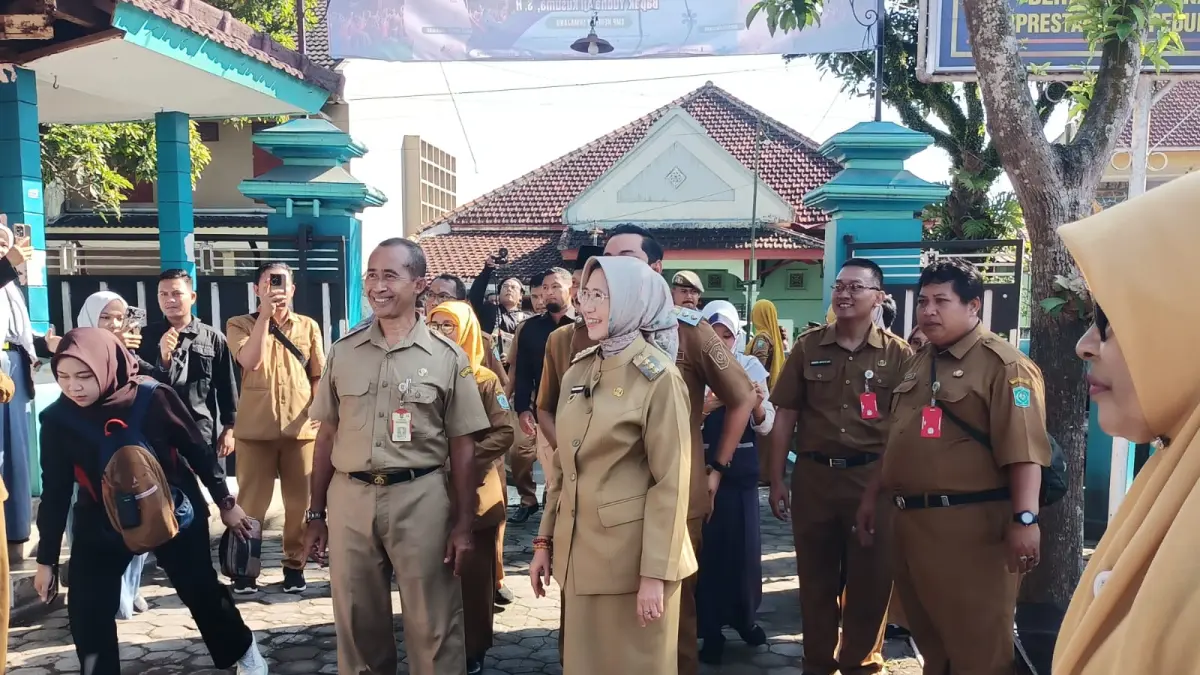 LAYANI: Bupati Lumajang Indah Amperawati saat melaksanakan setormadu, kemarin.(ATIEQSON MAR IQBAL/RAME)