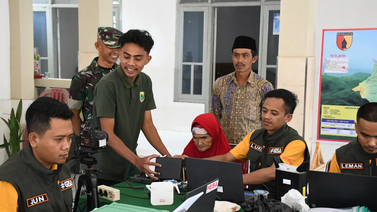 MELAYANI: Petugas saat jemput bola melakukan kegiatan Adminduk di pelosok desa.(FAQIH HUMAINI/RADAR IJEN)