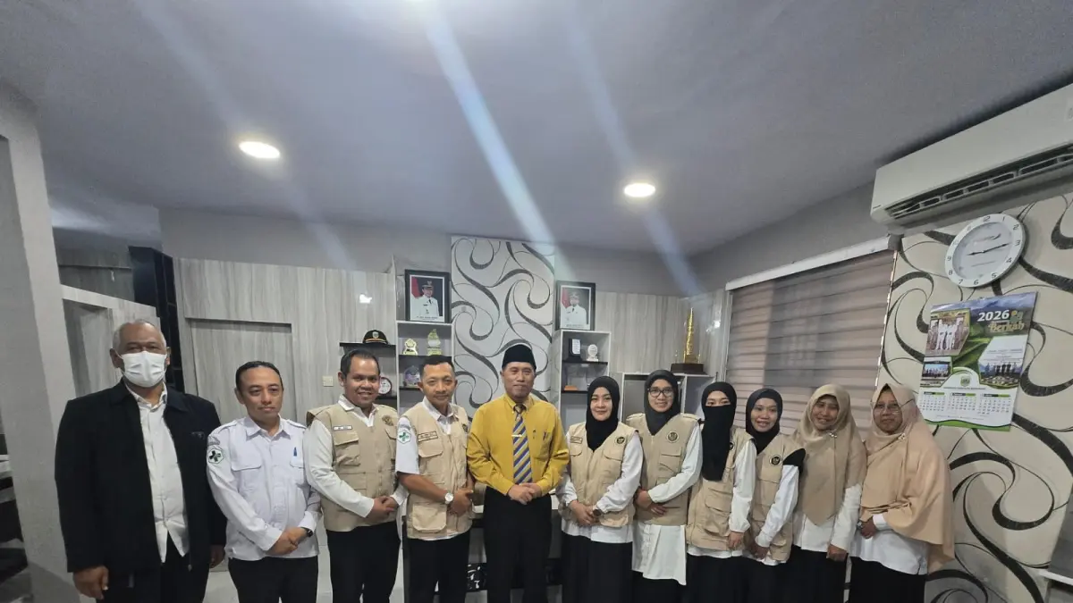 PENGARAHAN: Kepala Dinas Kesehatan (Dinkes) Bondowoso dr Moch Jasin memberikan arahan kepada para nakes sebelum berangkat ke tanah suci, untuk menjadi petugas haji.