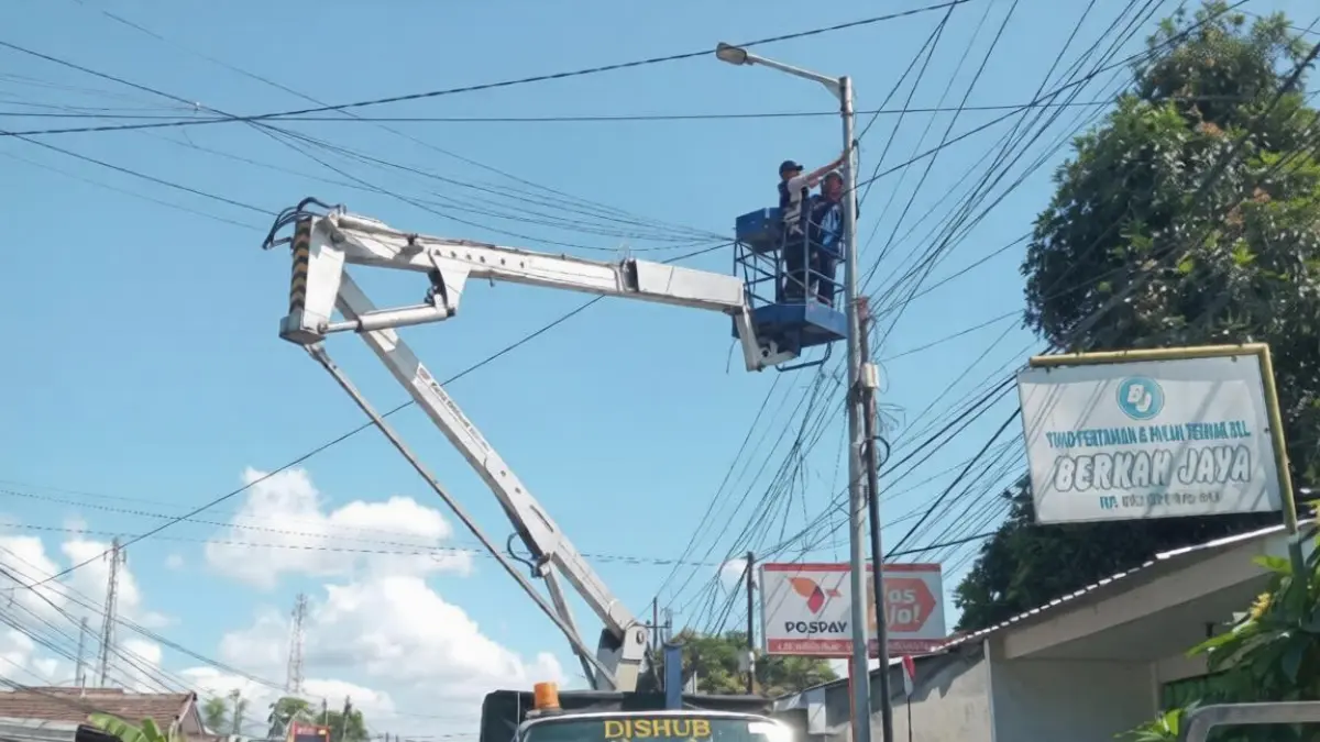 PERBAIKI: Dinas Perhubungan Lumajang, saat melakukan perbaikan PJU Rusak, kemarin.