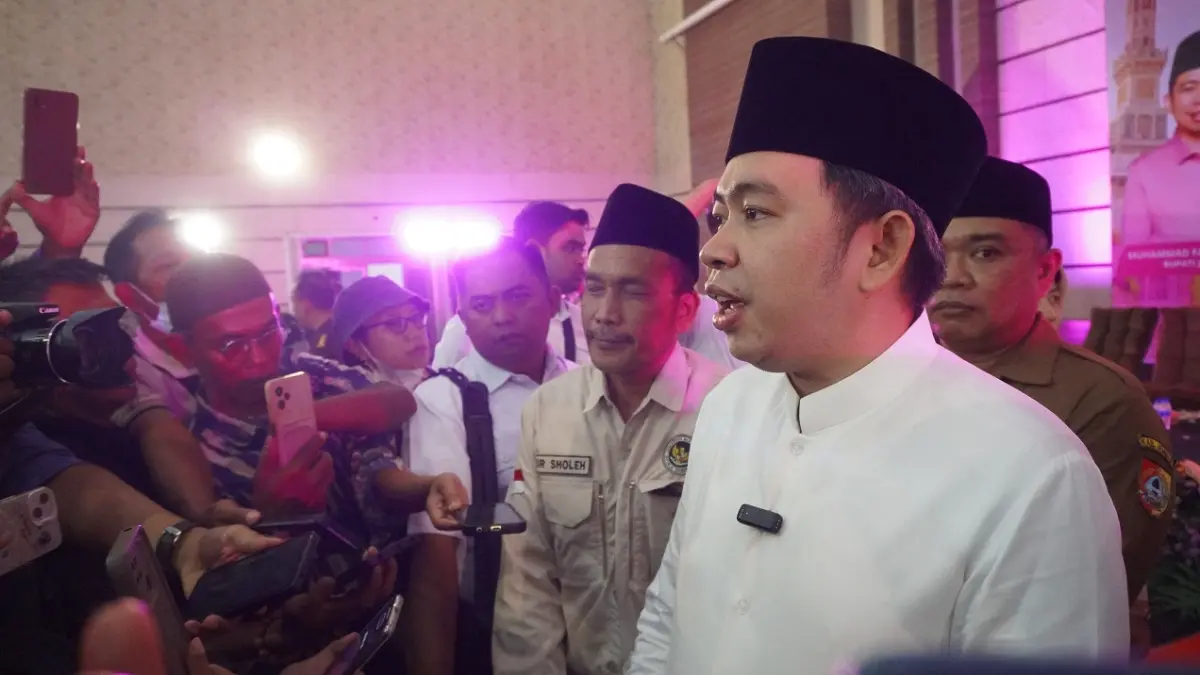 "Saya 10 tahun jadi anggota DPRD Provinsi Jatim, kalau paripurna itu enggak ada yang merokok. Nah, pas masuk ke Jember, itu banyak yang merokok." MUHAMMAD FAWAIT, Bupati Jember. (MAULANA/RADAR JEMBER)