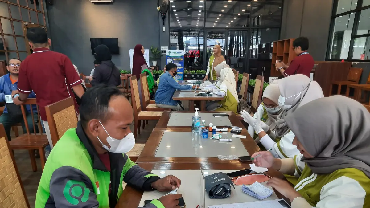 BERSIAP:Salah satu Ojol saat diperiksa oleh perawat dari RSCM Bondowoso (FAQIH/RJ)