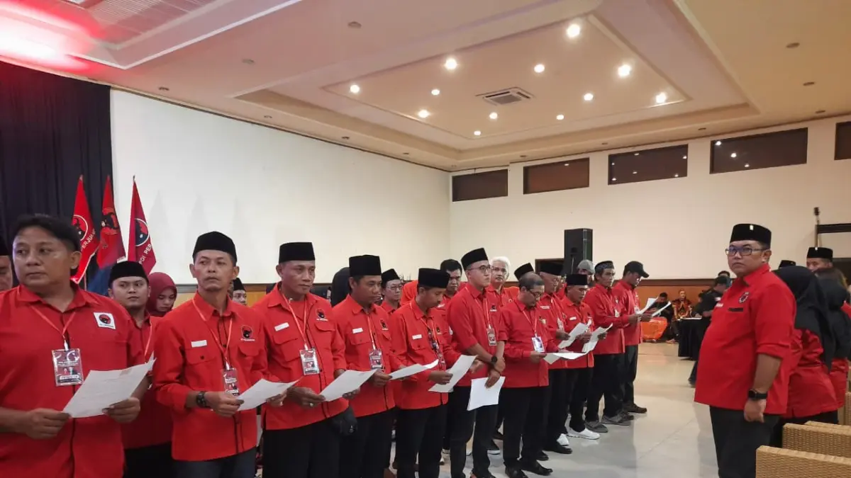 FOKUS: Sinung Sudrajad saat berada di hadapan para pengurus PAC DPC PDIP Bondowoso (FAQIH/RJ)
