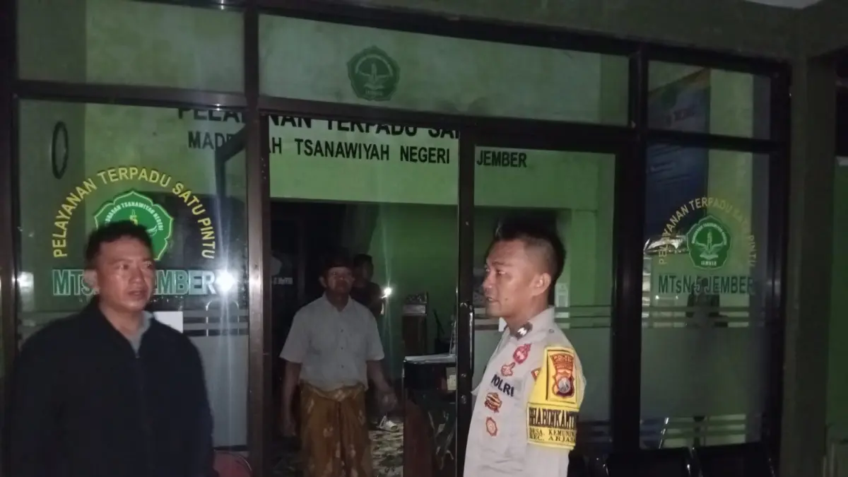 PADAMKAN API: Petugas Damkar Mako C saat melakukan pemadaman ruang TU MTs Negeri 5 Jember yang terbakar pada Sabtu (16/5) pukul 01.00 WIB dini hari. (Polsek Arjasa)