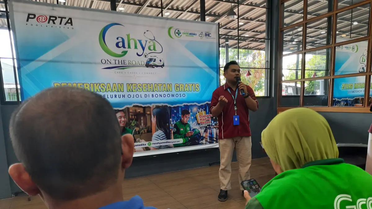 Salah satu perawat saat melakukan sosialisasi program dari RSCM Bondowoso