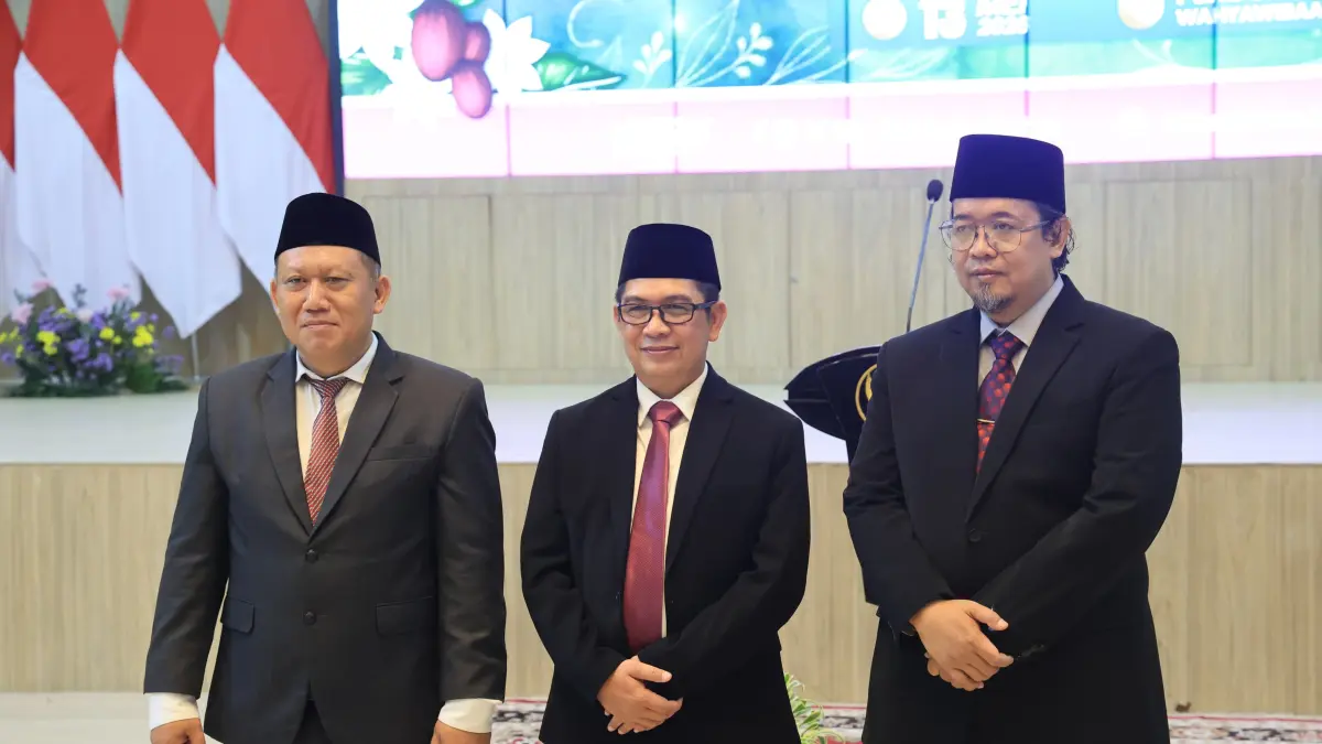 Tiga direksi PDP Kahyangan Jember (dari kiri) Nyoman Aribowo sebagai Direktur Produksi, Pemasaran dan Pengembangan; Dima Akhyar sebagai Direktur Umum dan Keuangan; dan Gogot Cahyo Baskoro sebagai Direktur Utama. (Dok. Diskominfo)