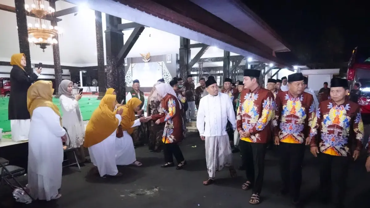 DIANTAR: Wakil Ketua III DPRD Lumajang H. Sudi bersama Wakil Bupati Lumajang Yudha Adji Kusuma mengantarkan calon jamah haji berangkat, kemarin. (ATIEQSON MAR IQBAL/RAME)