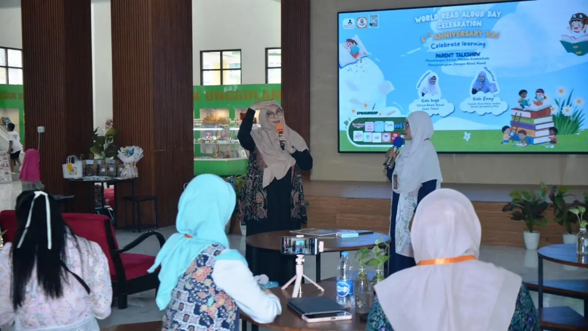 EDUKASI: Ketua Read Aloud Jember, Enny Tyasati memaparkan pentingnya seorang ibu menerapkan membaca nyaring kepada anak, dalam kegiatan perayaan Read Aloud Jember ke-6. (M. ADHI SURYA/RADAR JEMBER)