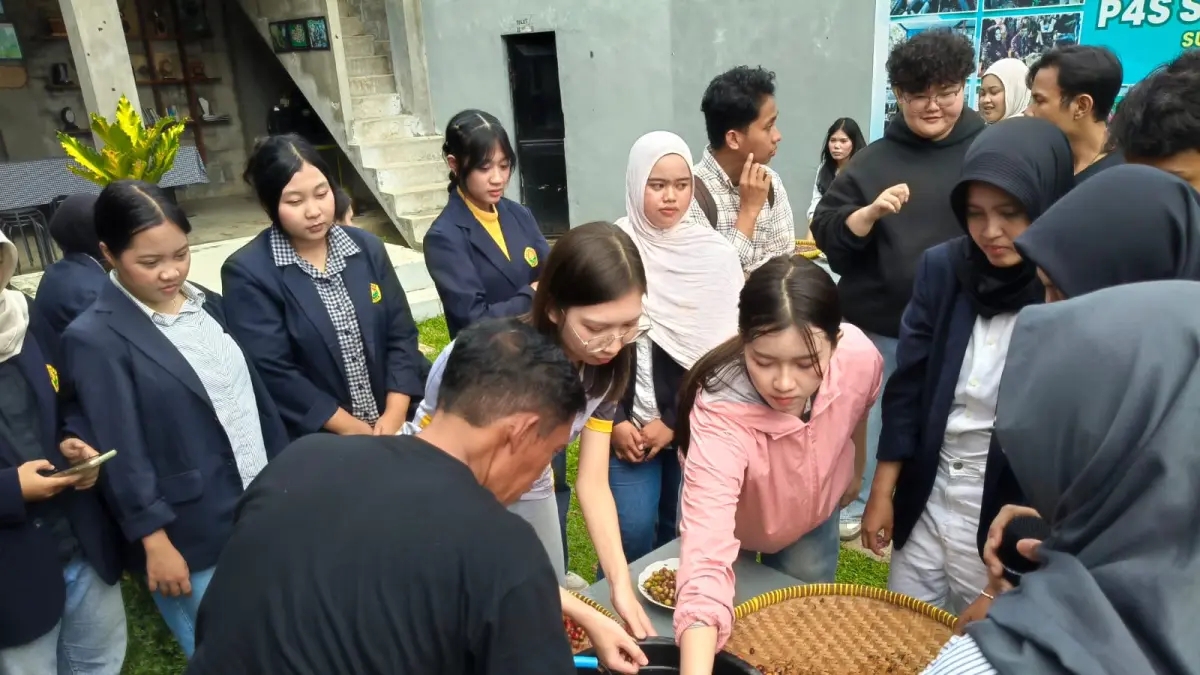 Mahasiswa Universitas Jember dan Mahasarakham University Thailand belajar pengolahan kopi di Sekolah Kopi Raisa Bondowoso (Winda Unej)