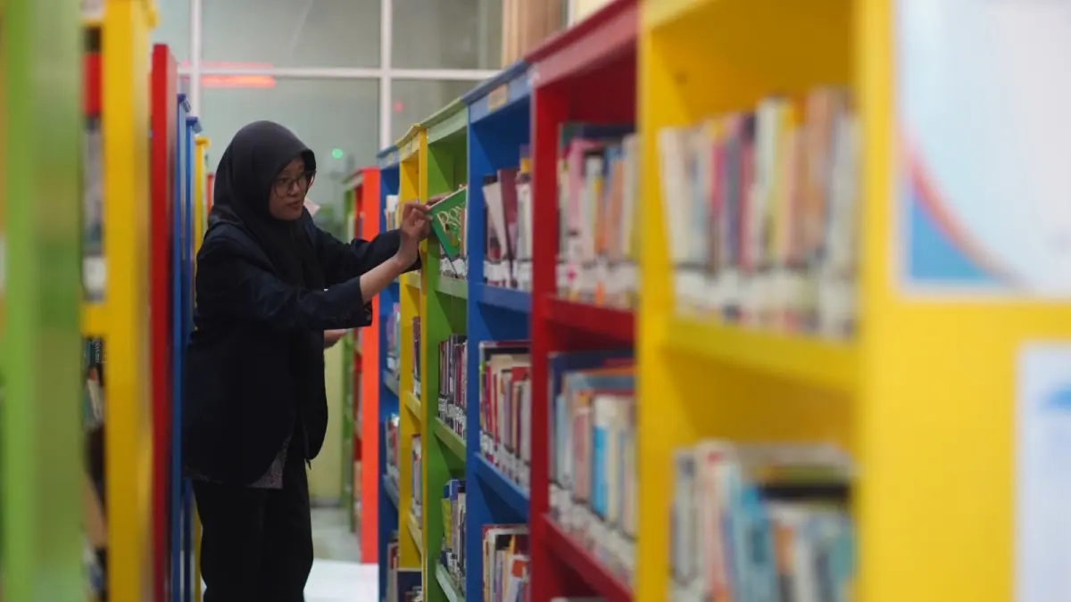MEMBACA DI TEMPAT: Aktivitas masyarakat membaca buku di perpustakaan daerah Dinas Perpustakaan dan Kearsipan Jember, Januari lalu. (YULIO FA/RADAR JEMBER)