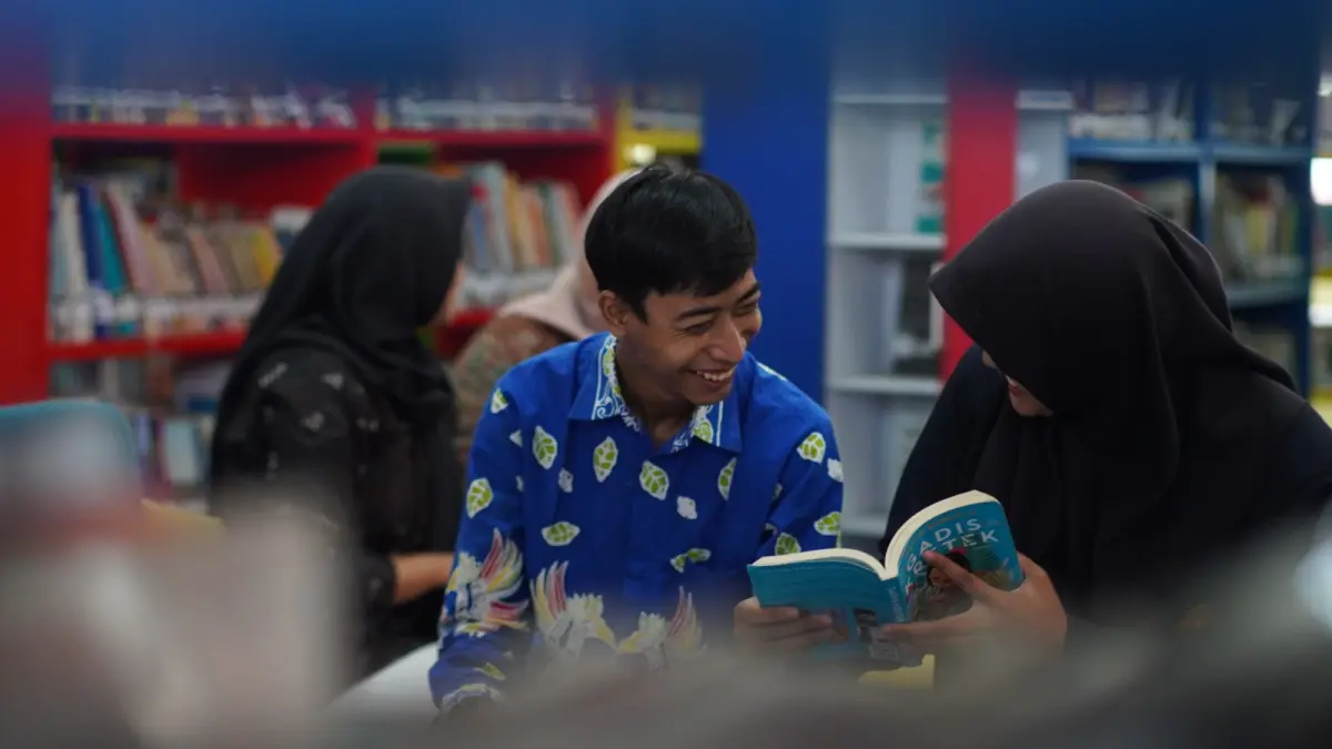 MEMBACA DI TEMPAT: Aktivitas masyarakat membaca buku di perpustakaan daerah Dinas Perpustakaan dan Kearsipan Jember, Januari lalu. (YULIO FA/RADAR JEMBER)