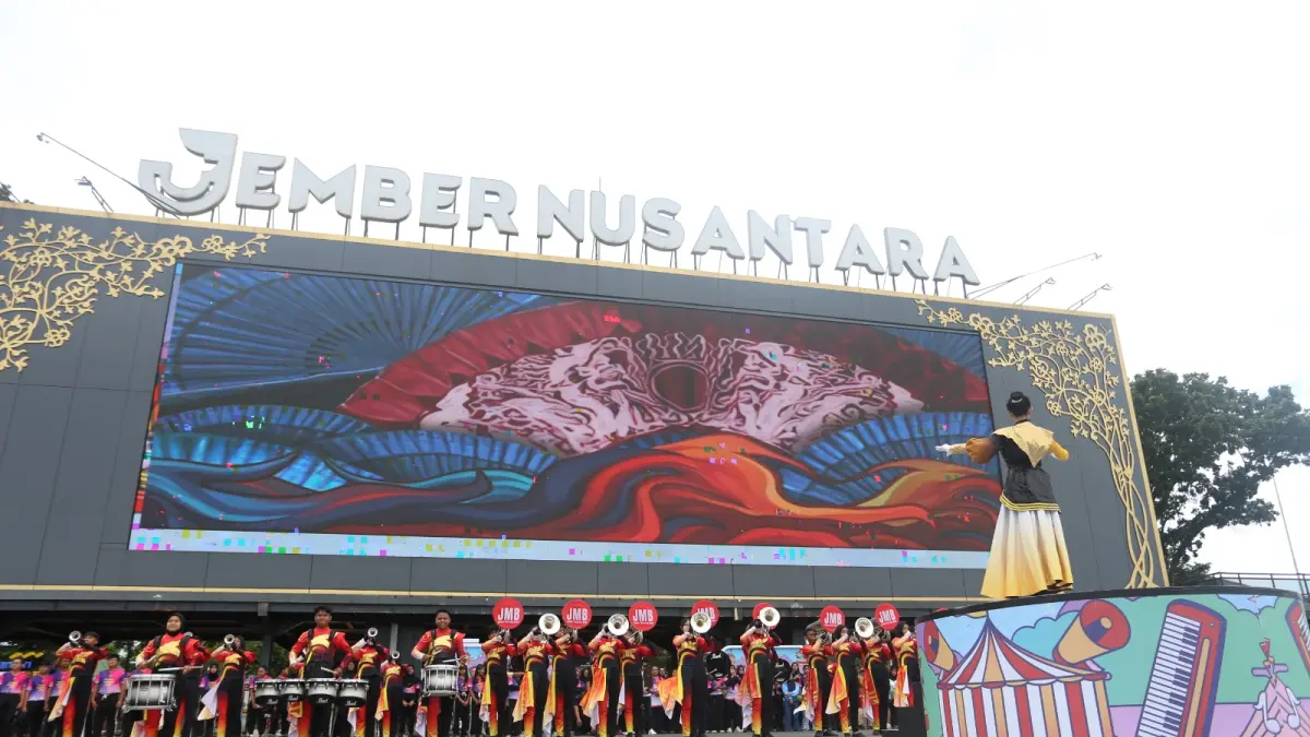 MEMUKAU: Penampilan JMB di Alun-Alun Jember, kemarin. Ini menjadi uji mental pemain sebelum berlaga di AMG Malaysia nanti. (SIDKIN ALI/RADAR JEMBER)