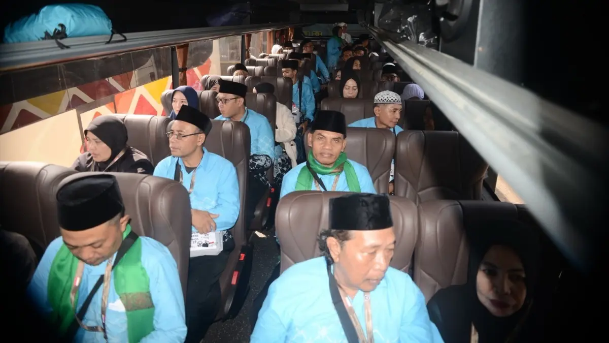 MENUJU SUKOLILO : Pemberangkatan CJH bus rombongan 1 Kloter 97 KBIHU Al Ghozalie Jember. (M. ADHI SURYA/RADAR JEMBER)