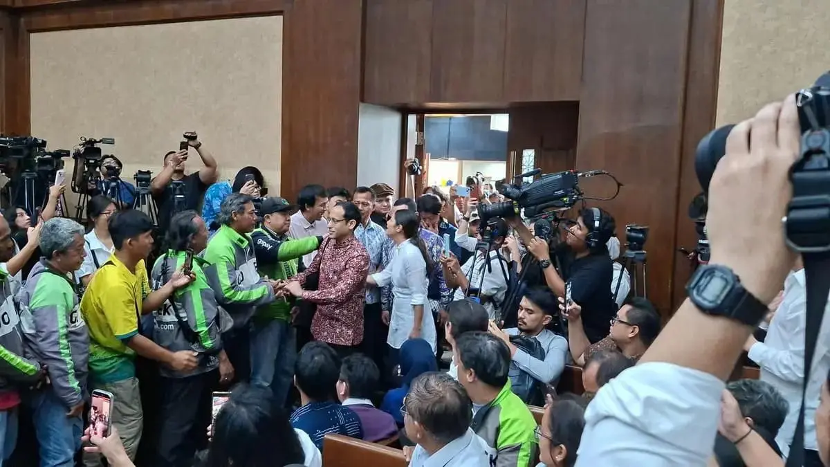 Nadiem Makarim saat berjalan ke ruang sidang. (ISTIMEWA)