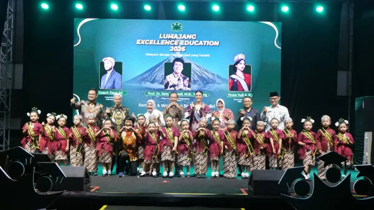 SAMPAIKAN: Ketua TP PKK Lumajang Dewi Natalia Yudha saat menghadiri kegiatan seminar, kemarin.(KOMINFO FOR RAME)
