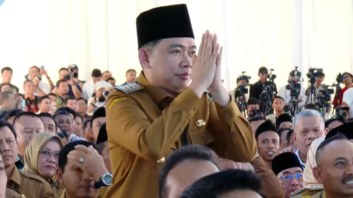 SEBUAH KEHORMATAN: Gus Fawait saat berdiri di tengah-tengah pejabat tinggi negara dan ratusan kepala daerah, begitu namanya dipanggil Presiden Prabowo, saat peresmian 1.061 KDMP, di Nganjuk (16/5). (DOK SETPRES)