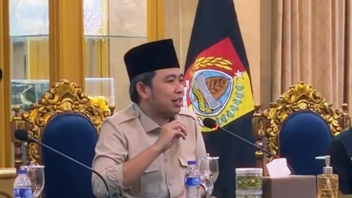 Gus Fawait memberi paparan di hadapan kontestan Gus Ning Jember 2026 di Pendapa Wahyawibawagraha (12/5). Tak berselang lama, ia juga menerima kunjungan dari siswa-siswi MAN 1 Jember di Pendapa Wahyawibawagraha (13/5) seusai mereka memenangkan lomba Cerdas Cermat 4 Pilar MPR RI, belum lama ini. (Dok. Gus Fawait)