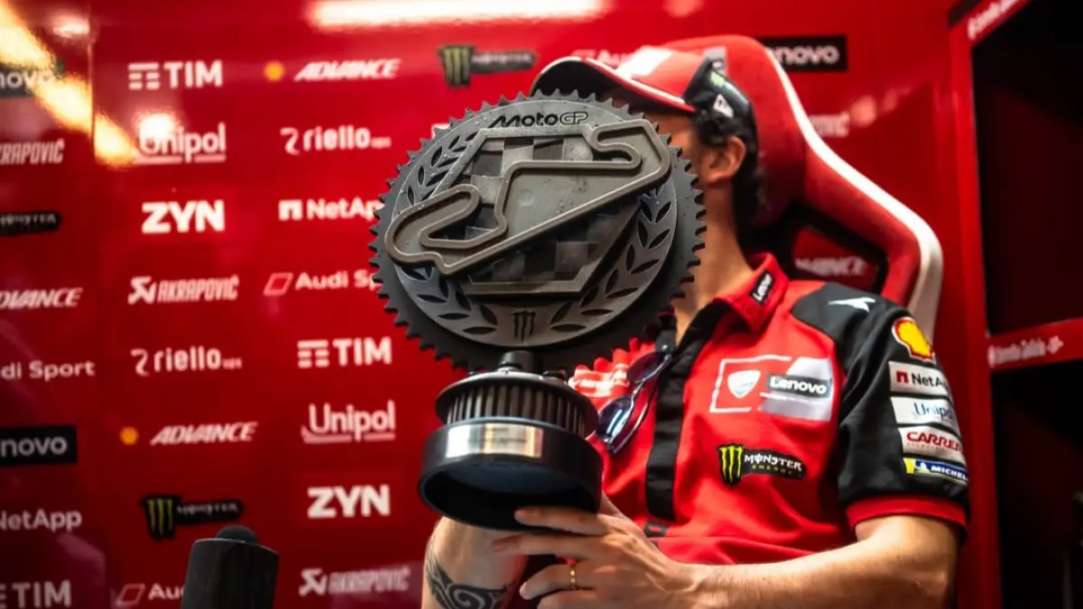 Francesco Bagnaia menerima trofi ketiga MotoGP Catalunya meski tak sempat naik podium. Bagnaia naik ke posisi ketiga setelah Joan Mir terkena penalti 16 detik. (IG/ducaticorse)