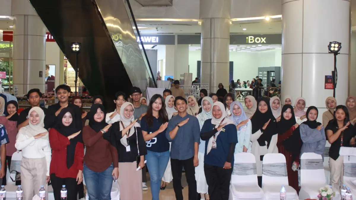 DAPAT INFORMASI PENTING: Sejumlah anak muda Jember berfoto bersama usai mengikuti health talk 2026 yang digelar PT Rolas Nusantara Medika dan Young On Top. (RSUK)