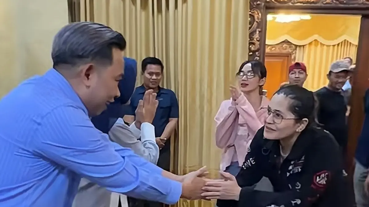 HANGAT: Gus Fawait dan Ning Ghyta, saat menyambut lawatan belasan artis, penyanyi dan band-band tanah air, ke Pendapa Wahyawibawagraha (16/5). Salah satunya saat itu dua personel The Virgin, Myta dan Dara. (DOK. GUS FAWAIT)