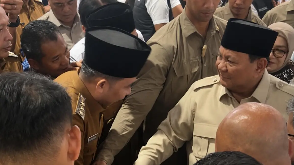 KOMITMEN MERAH PUTIH: Gus Fawait menyalami Presiden Prabowo saat kesempatan peresmian operasionalisasi 1.061 KDMP, di Nganjuk (16/5). (DOK. GUS FAWAIT)