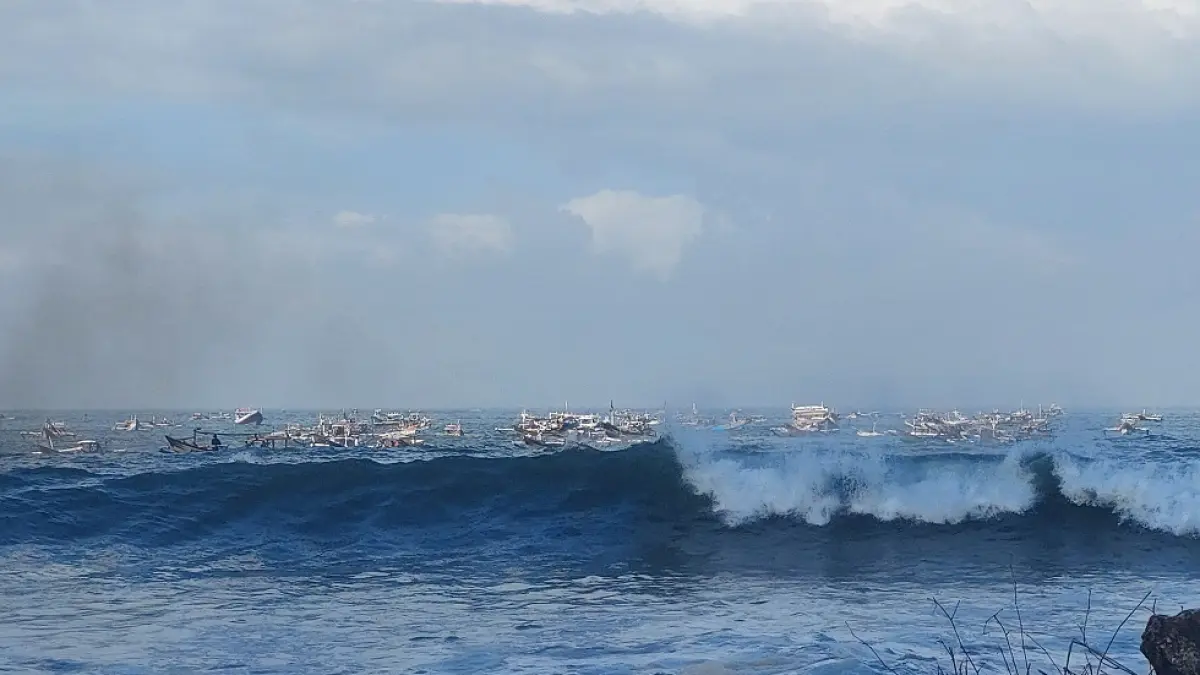 OMBAK BESAR: Nelayan jukung speed, perahu, dan sekoci kesulitan pulang di plawangan Puger karena ombak besar hingga 2,1 meter. (JUMAI/RADAR JEMBER)