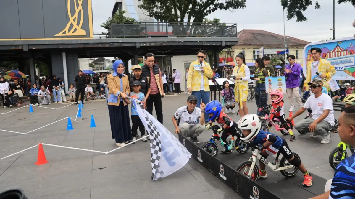 SERUAN-SERUAN BARENG: Bupati Gus Fawait dan Ning Ghyta, saat membuka lomba pushbike anak-anak, saat gelaran karnaval selama dua hari yang dipusatkan di Alun-alun Jember (16-17/5).&nbsp;(DISKOMINFO JEMBER)