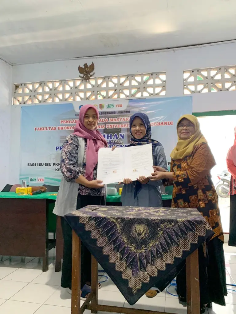Sinergitas Fakultas Ekonomi dan Bisnis (FEB) Universitas dr. Soebandi dengan ibu-ibu PKK Gelar Pelatihan Produk Ramah Lingkungan dan Digital Marketing