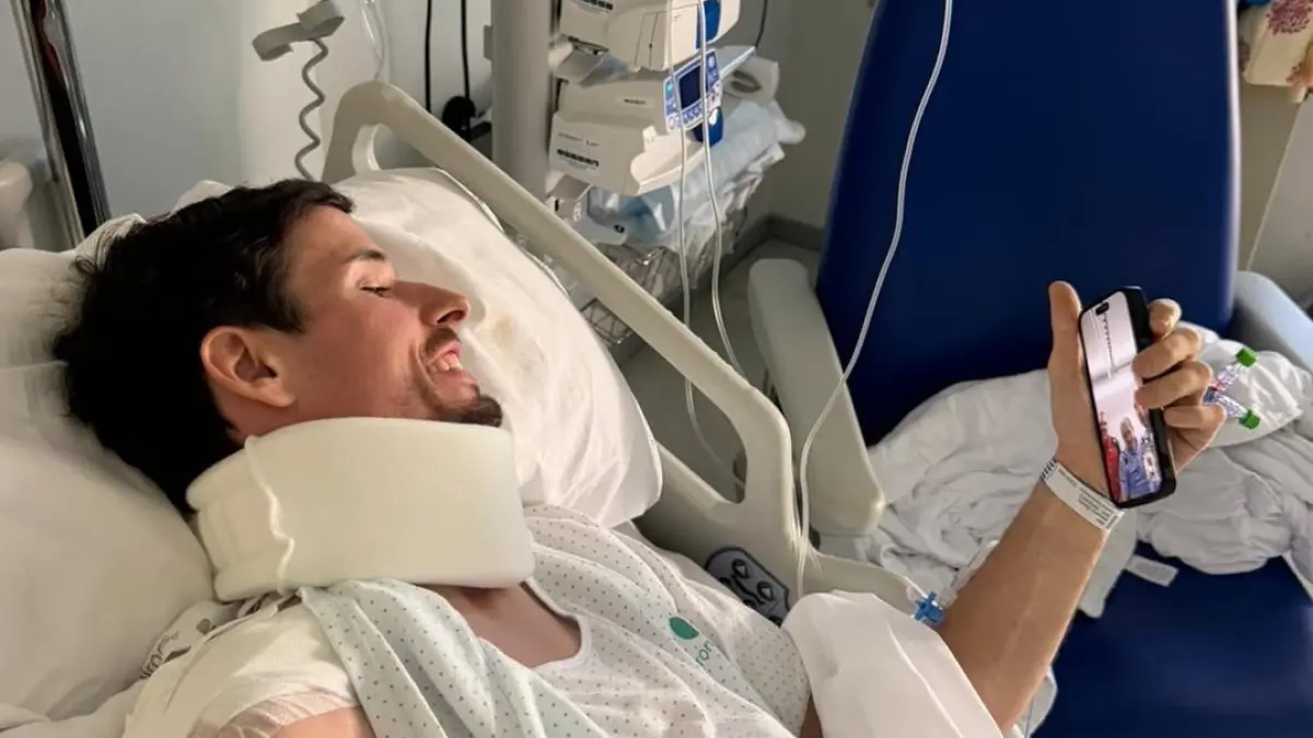 Alex Marquez setelah menjalani operasi pemasangan plat pada tulang selangka yang patah dalam kecelakaan di Catalunya, Minggu (17/5/2026). (IG/gresiniracing)
