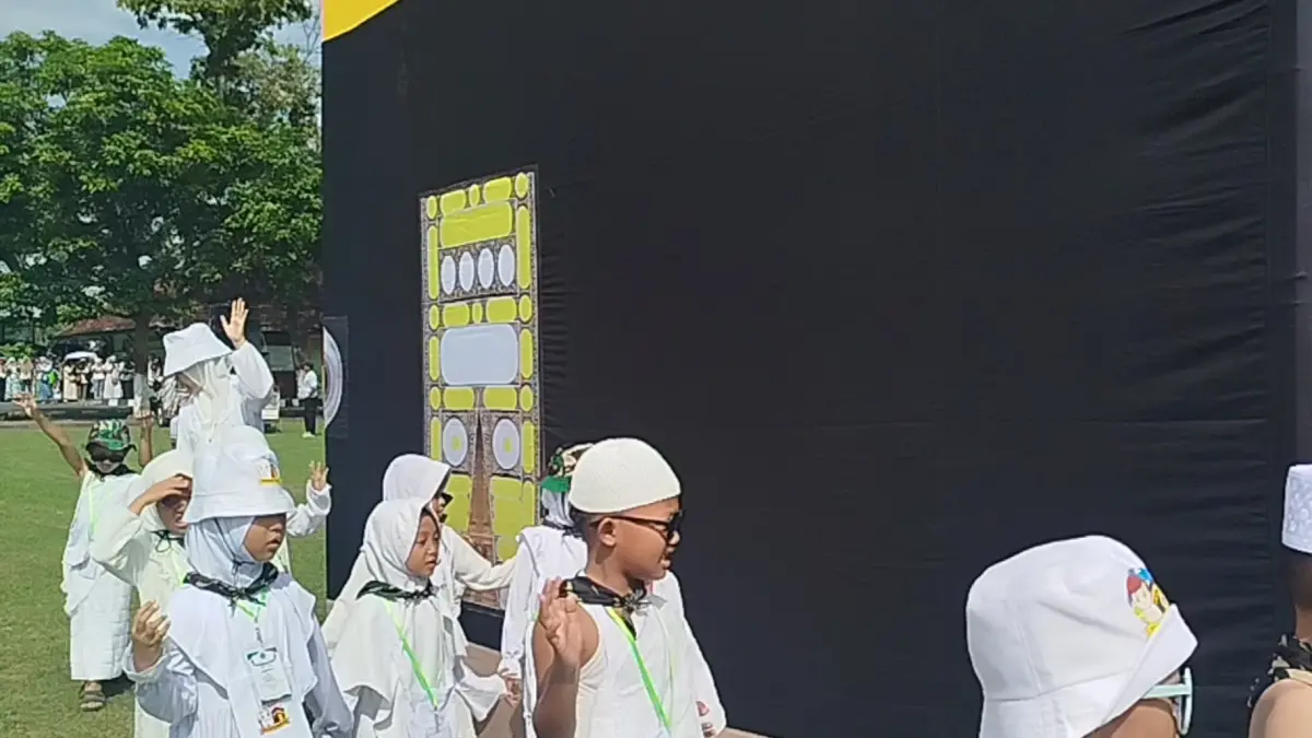 BELAJAR HAJI:&nbsp;Siswa TK Kartika IV mengikuti manasik haji cilik di Lapangan Yonarmed 8/Uddhata Yudha, kemarin (19/5).