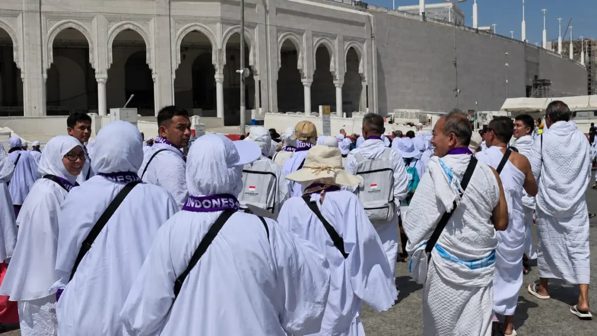 IBADAH: Jemaah Haji Jember yang melakukan umroh wajib, Senin (18/5). (KLOTER 91 JEMBER)