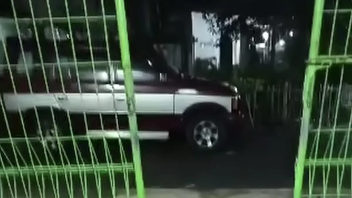 Korban pencurian motor saat menunjukkan kondisi gerbang rumahnya dibobol maling