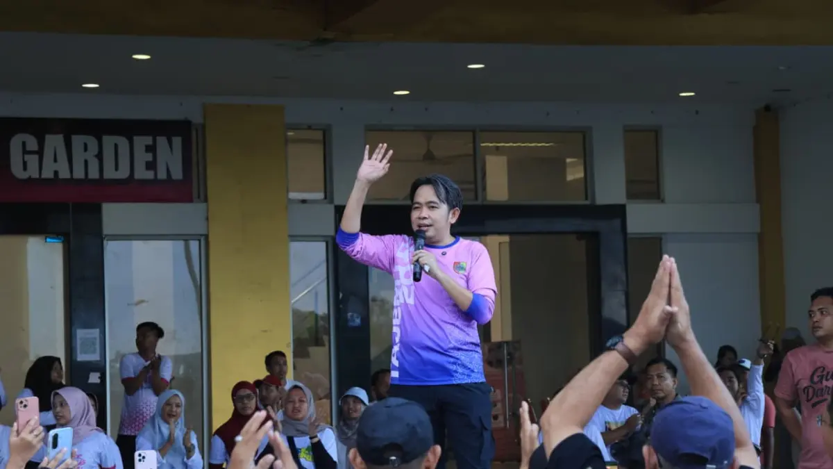 PERKUAT SOLIDARITAS: Bupati Jember Muhammad Fawait berolahraga bersama ASN di Stadion JSG, pekan lalu (13/5). (DISKOMINFO JEMBER)