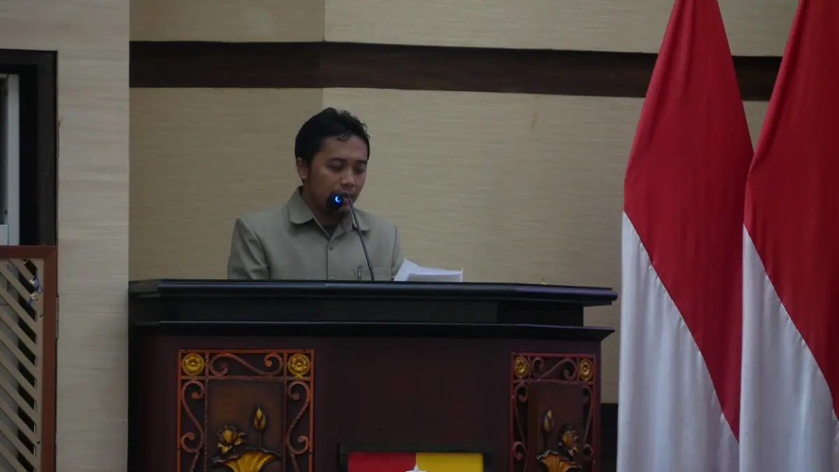 PERUBAHAN: Jubir Bapemperda DPRD Jember Alfian Andri Wijaya memaparkan perubahan Raperda dalam rapat paripurna DPRD Jember, Senin (18/5). (SIDKIN ALI/RADAR JEMBER)