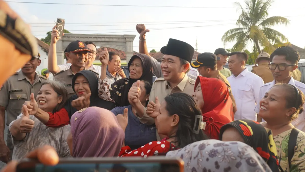 SAPA WARGA: Bupati Jember Gus Fawait turun langsung menyapa masyarakat di sekitar Kecamatan Kencong (4/5). (MAULANA/RADAR JEMBER)