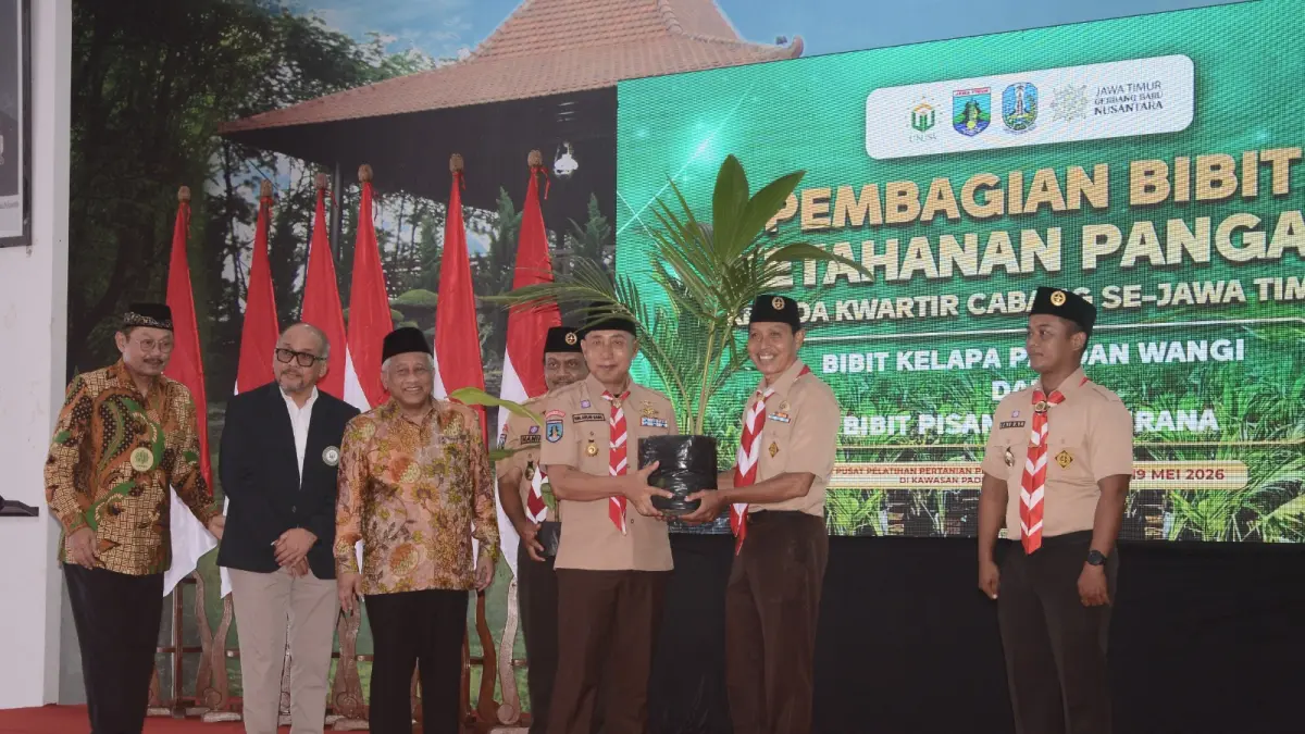 SIMBOLIS: Ketua Kwarda Gerakan Pramuka Jatim, M. Arum Sabil tengah secara simbolis penyerahan bibit pohon tanda sinergi dan kolaborasi bersama jajaran Universitas Nahdlatul Ulama Surabaya (Unusa).