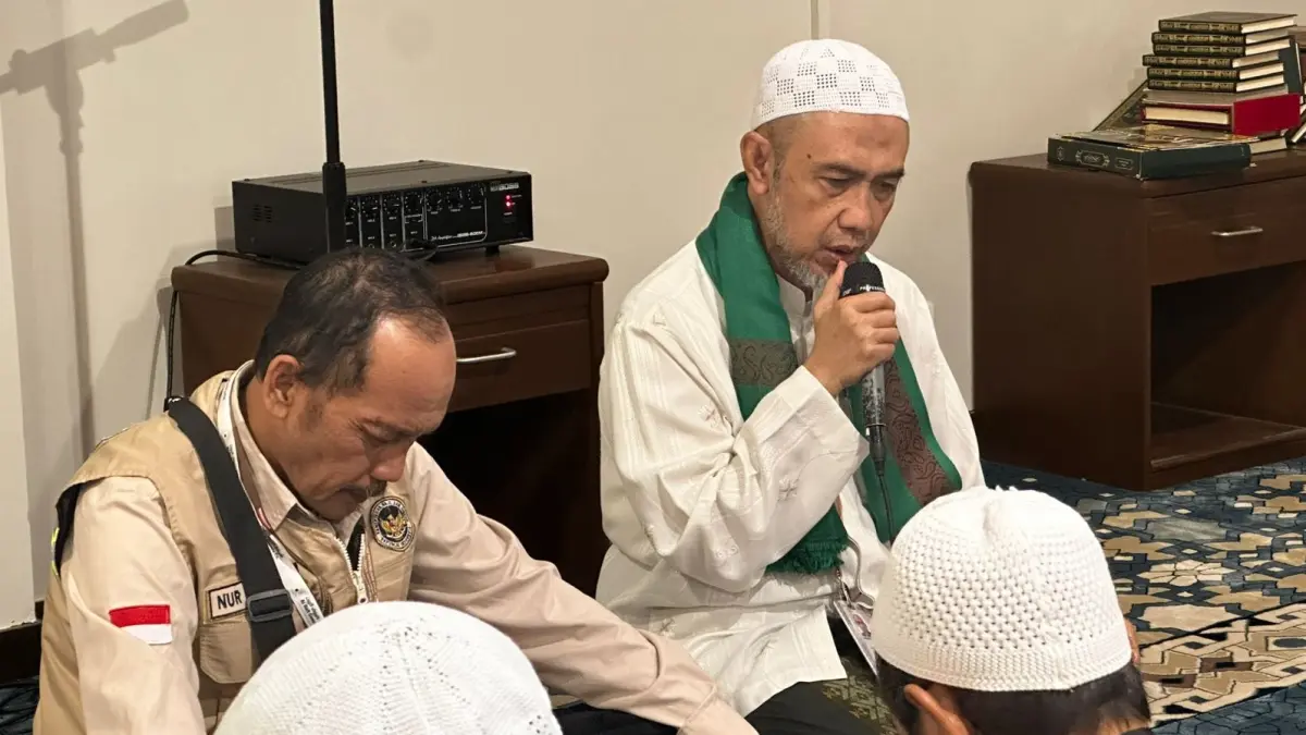 BIMBINGAN: Jemaah kloter 97 Jember khusuk mengikuti manasik Armuzna di Masjid Hotel Emmar Al Jawhara, kawasan Ar Rawdah, Makkah, Rabu pagi (20/5) waktu Arab Saudi. (Regar Jeane Dealen Nangka)