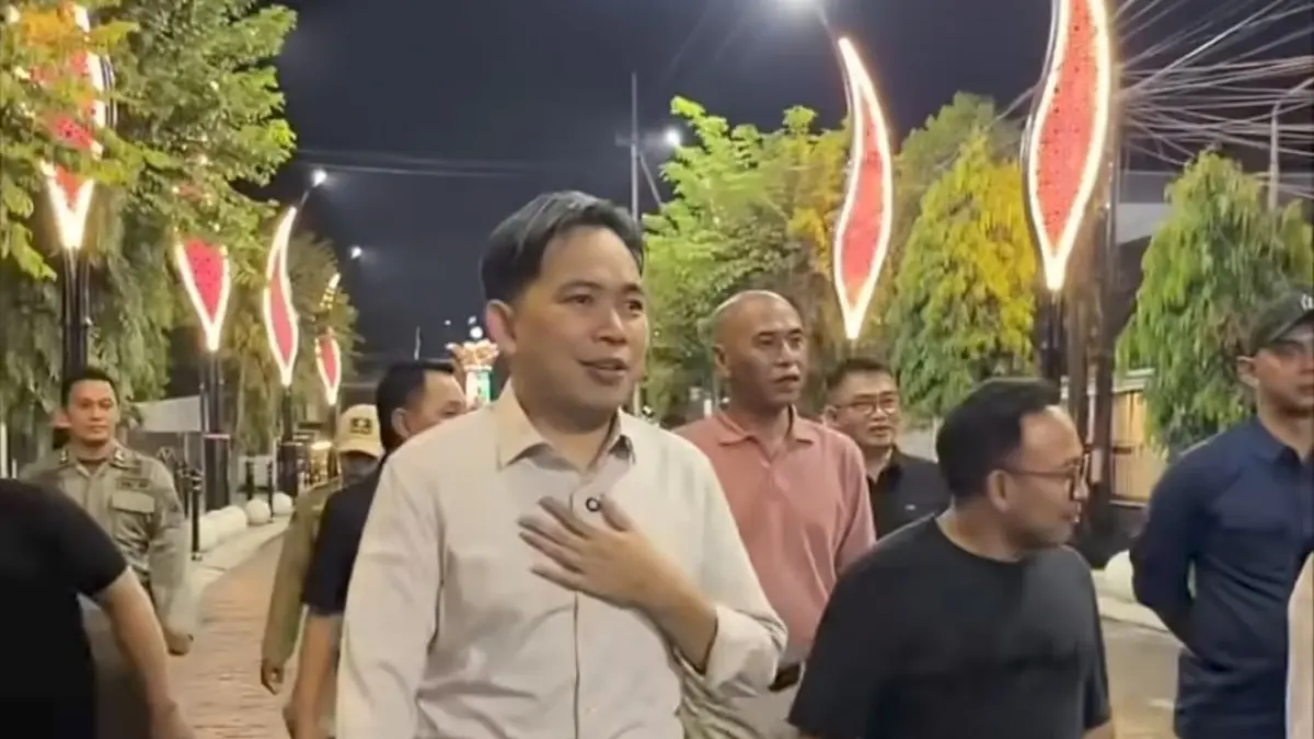 CEK PROGRES GARAPAN: Bupati Jember Gus Fawait saat inspeksi pengerjaan proyek Street Food RA Kartini Jember, Selasa (19/5). (Dok. GUS FAWAIT)