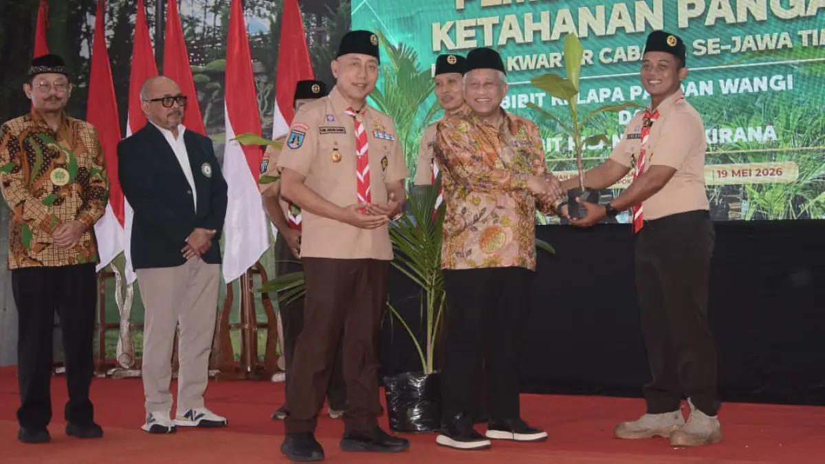 PEDULI: Ketua Kwarda Gerakan Pramuka Jatim H.M. Arum Sabil (tiga dari kanan) secara simbolis memberikan bibit pohon ke Kwarcab se Jawa Timur. Setelah Unusa dan Kwarda Pramuka Jatim menandatangani MoU untuk mendampingi generasi muda menghadapi tantangan zaman, Selasa (19/5). (M. ADHI SURYA/RADAR JEMBER)