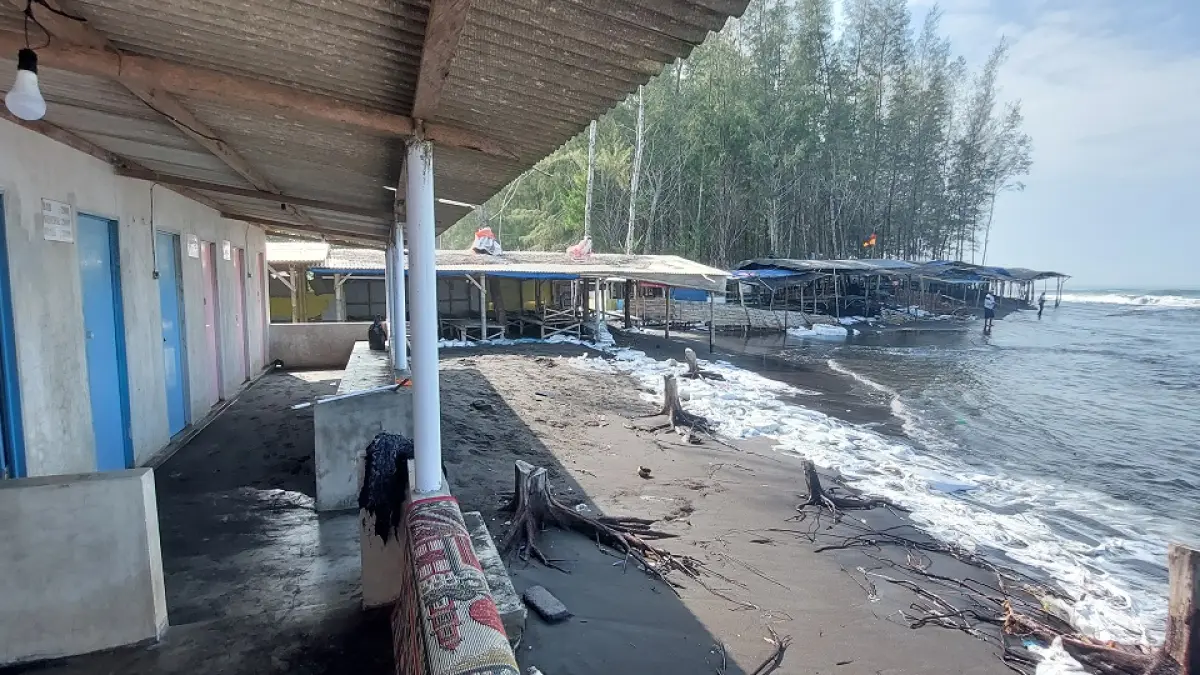 IKUT TERDAMPAK: Toilet dan musala di Pantai Cemara, Desa Mojomulyo, Kecamatan Puger ikut terancam akibat abrasi dan gelombang pasang. (JUMAI/RADAR JEMBER)