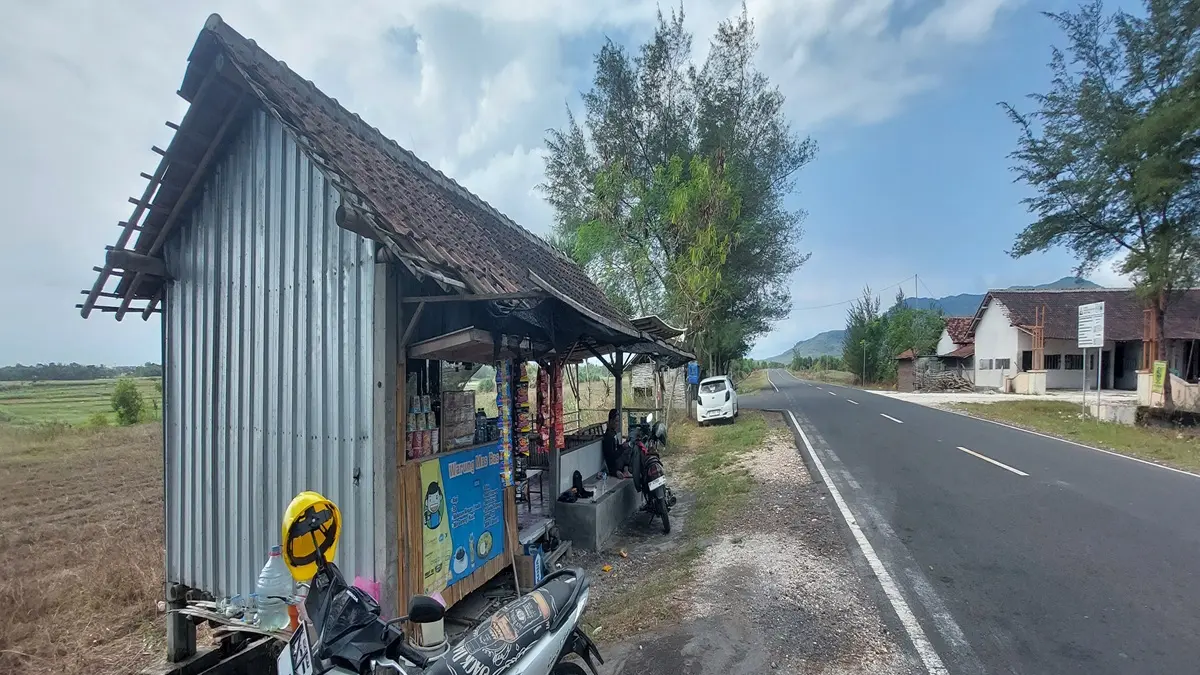 JADI SASARAN: Warung di jalur JLS Dusun Jadugan, Desa Mojosari, disatroni maling dengan cara membuka genting atap warung.(JUMAI/RADAR JEMBER)