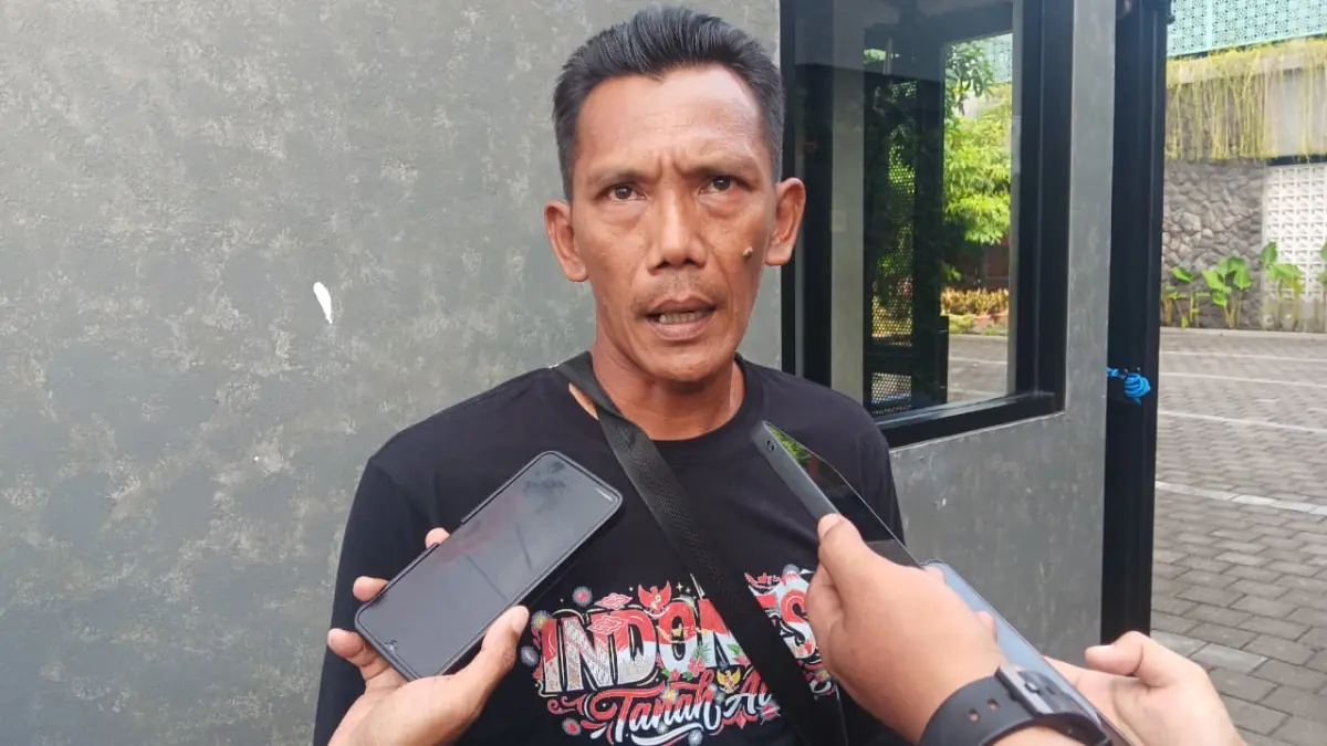 Salah satu BPD Karangsono, Bangsalsari, setelah dimintai keterangan Polres Jember. (M. ADHI SURYA/RADAR JEMBER