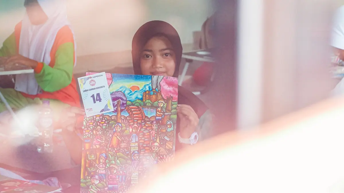 UNJUK KARYA: Siswa SD saat mengikuti cabang lomba gambar bercerita dalam Festival Lomba Seni Sastra Nasional (FLS3N) di Kompleks Ponpes Al-Qodiri, kemarin (20/5). (SIDKIN ALI/RADAR JEMBER)