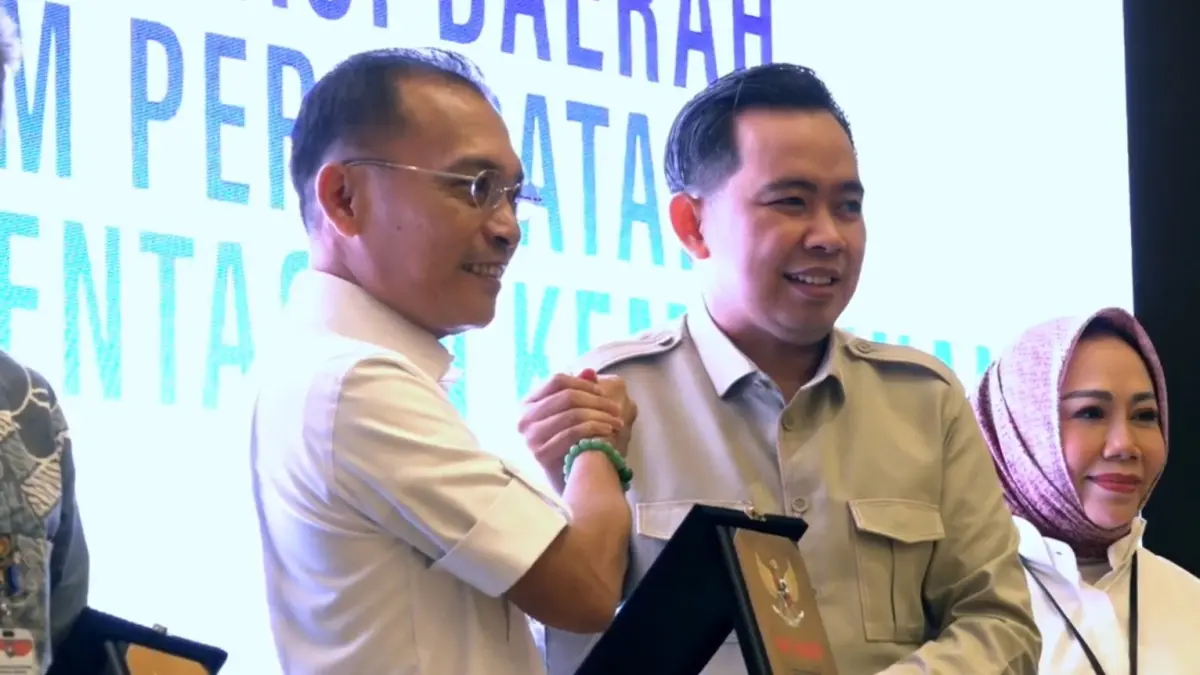 APRESIASI: Wakil Kepala BP Taskin, Iwan Sumule, memberikan penghargaan kepada Bupati Gus Fawait, didampingi oleh Deputi Bidang Percepatan Fasilitasi dan Perlindungan BP Taskin, Zaidirina, di Jakarta, Kamis (21/5). (BP TASKIN)