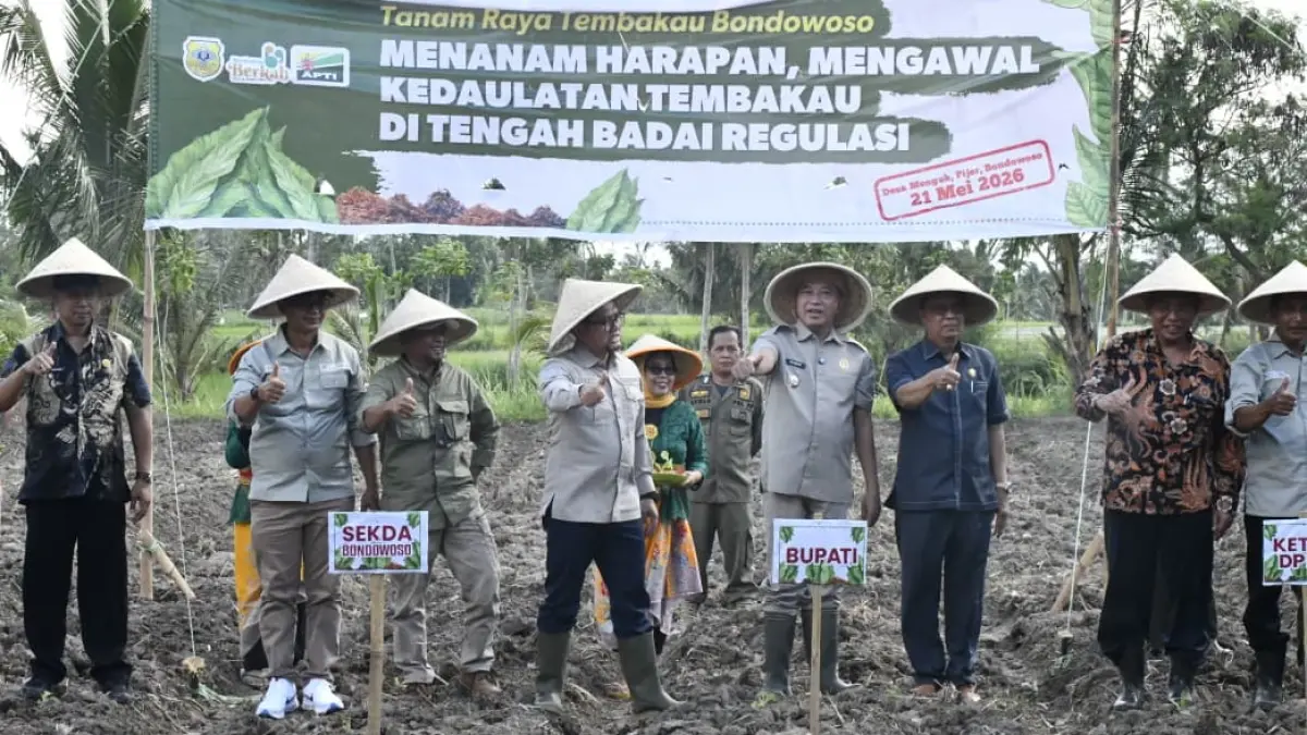 BERDAMPINGAN: Sejumlah pihak saat ikut serta agenda tanam tembakau perdana (FAQIH/RJ)
