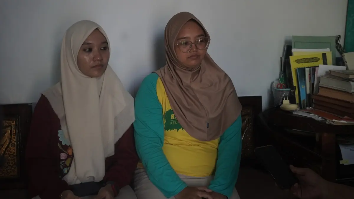 BERIKAN KETERANGAN: Operator RA Hidayatul Mubtadiin Kaliwates, Laili (kanan) memberikan keterangan kepada awak media kondisi kesehatan siswanya yang menjadi korban keracunan MBG. (SIDKIN ALI/RADAR JEMBER)