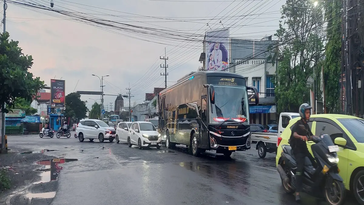 BIANG MACET: Pengendara roda empat masih banyak yang nekat menerobos saat pergantian lampu hijau ke merah di simpang empat Mangli, Kaliwates. Hal itu memperparah kemacetan. (JUMAI)