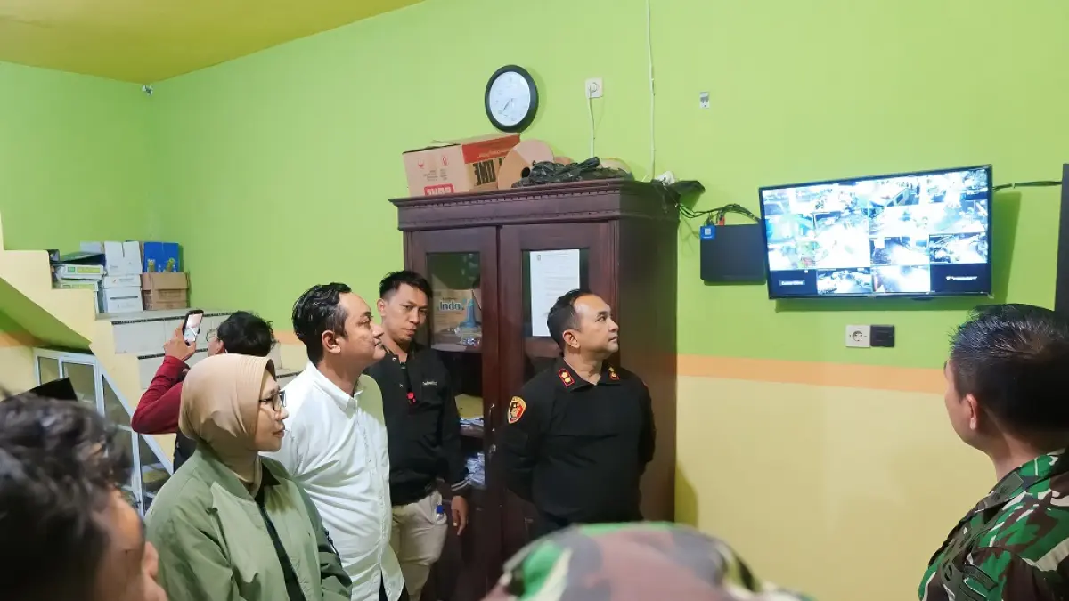 CEK LANGSUNG: Bupati Lumajang Indah Amperawati bersama Wakil Bupati Lumajang Yudha Adji Kusuma saat meninjau pengoptimalan fungsi CCTV.(ATIEQSON MAR IQBAL/RAME)